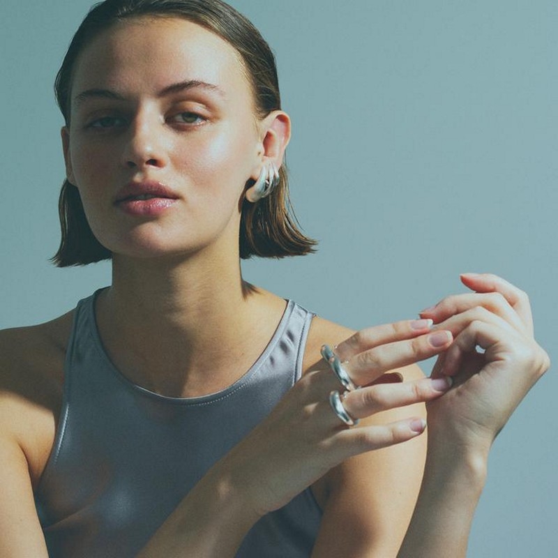 Big Orbis Drop Stud fra Jane Kønig